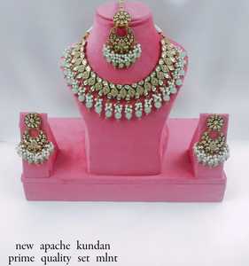 Collier ras du cou indien fantaisie traditionnel et à la mode couleur or Kundan perle boucles d'oreilles ensemble avec Mangtikka pour femmes et filles - Product Image 3