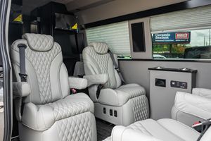 Conversion de fourgon de luxe Mercedes-Benz Sprinter 3500XD 2021, moteur turbodiesel V6, transmission automatique - Product Image 2