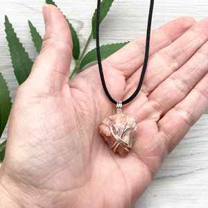 Collier en fil enroulé avec pendentif en sel rose de l'Himalaya sculpté avec style d'amour en forme naturelle exporté du Pakistan - Product Image 5