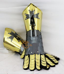 Paire de gants de chevalier médiéval en acier doré et noir avec motif croix pour costume, exposition - Product Image 2