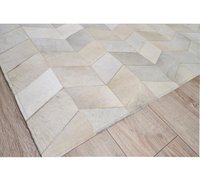 Handgefertigter, haustierfreundlicher, gestreifter rechteckiger Teppich aus Rindsleder mit individuellem Patchwork für Wohn- und Schlafzimmerdekoration