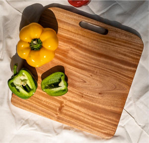 Tabla de cortar de madera cuadrada hecha a mano, acabado natural decorativo - Product Image 1