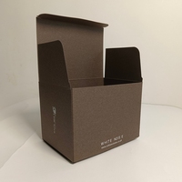 Boîte personnalisée de luxe en papier couleur chocolat, texture bois et coton, avec fermeture à rabat, doublure en mousse, pelliculage mat et logo en feuille blanche pour thé