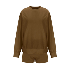 เสื้อสเวตเชิ้ตแขนยาวคอกลมสีพื้นสำหรับผู้หญิงพร้อมโลโก้แบบกำหนดเอง และกางเกงขาสั้นผ้าฟลีซทรงโอเวอร์ไซส์ ชุด 2 ชิ้น เป็นมิตรกับสิ่งแวดล้อม - Product Image 5