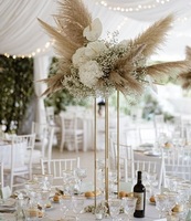 Pièce maîtresse de mariage d'inspiration antique exclusive avec des motifs floraux sophistiqués pour des paramètres de table de mariage à couper le souffle