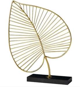 Escultura en forma de corazón de hierro de alta calidad con base de madera Decoración navideña para el hogar Hecho a mano ecológico - Product Image 1