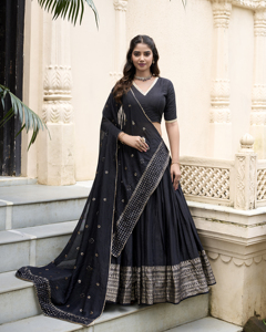Lehenga Choli en soie Chanderi uni avec bordure en zari complexe et dupatta orné de paillettes, extensible et infroissable - Product Image 1