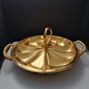 Serveur de fruits secs élégant en aluminium avec trois compartiments en forme de feuille connectés en finition or antique conçu pour les repas - Product Image 1