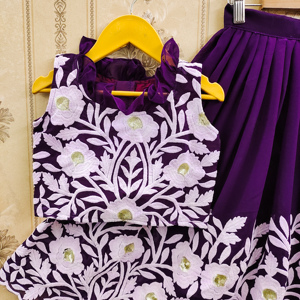 Ensemble Lehenga Choli pour enfants entièrement cousu, brodé de fleurs violettes, longueur au sol |   Tenue ethnique pour fête de filles et mariage |   Fabricant - Product Image 3