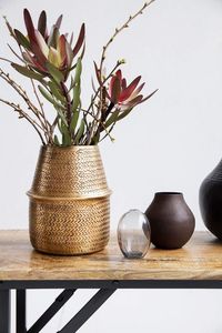 Grande jardinière en laiton antique avec des détails complexes pour ajouter du charme et de la sophistication à l'intérieur du salon - Product Image 3