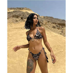 Ensemble de bas de bikini de plage imprimé Lexie Zephyr Accessoires plaqués or inclus avec haut et bas - Product Image 4