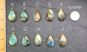 Collier à pendentif en labradorite avec design doré Cadeau parfait pour elle en vert ou bleu - Product Image 3