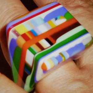 Vente en gros personnalisée de la meilleure qualité, fabriquée à la main et polie, belle bague en résine colorée pour femmes de l'Inde - Product Image 1