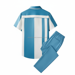 ชุดเซ็ตเสื้อผ้าผู้ชายลายทางแบบ OEM สีน้ำเงินและสีขาว เสื้อแขนสั้นลำลอง ชุดวอร์ม 2 ชิ้น - Product Image 2