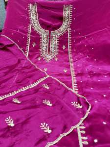 Costumes indiens modernes non cousus brodés à la main pour femmes pour les fêtes de style traditionnel - Product Image 3