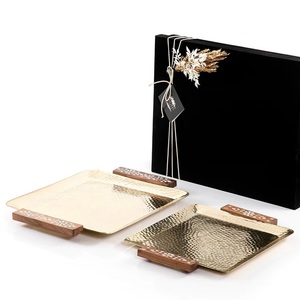 ร้านอาหารเสิร์ฟถาดกาแฟพร้อมชุดถาดอลูมิเนียมตอกโลหะชุบทอง 2 ชิ้นพร้อมที่จับไม้ในราคาขายส่ง - Product Image 5