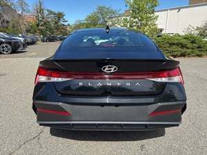 Elantra SEL Sport FWD Automatique 2024 d'occasion, Volant à Gauche, Intérieur Sombre, Pneus R18, Sièges en Tissu - Product Image 2