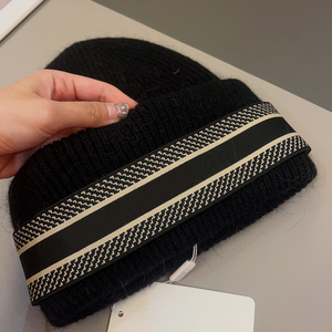 Fabricante Cuff Beanie Knit Hat 2024 Knit 100% Acrylic Beanie Two Tone Beanie With Custom Leather Patch Logo - Product Image 4