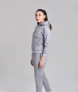 Conjunto informal de moda para mujer Sudadera con capucha gris suave y pantalones para uso diario Perfecto para el hogar o días activos - Product Image 2