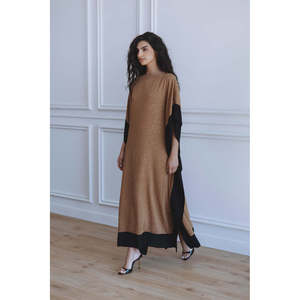 Vestido Kaftán Largo de Gasa en Color Moca Dune - Cintura Natural Discreta, Cuello Barco Transpirable, Ideal para Fiestas, Tallas XS/SM/L - Product Image 3