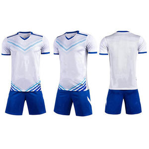 Uniformes de football avec logo personnalisé Nom du pays et matériel disponible dans toutes les couleurs Maillot de football avec short léger - Product Image 1