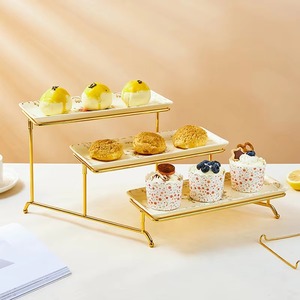 El soporte para pasteles de tres niveles con platos de cerámica mejora la decoración de su mesa añadiendo un toque de artesanía refinada. - Product Image 3