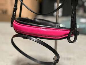 Brida anatómica de caballo rosa con riendas antideslizantes Material de charol metálico - Product Image 3