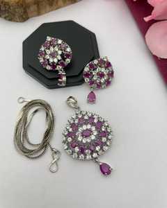 Derniers pendentifs en CZ avec chaîne pour femmes Ensembles de colliers pendentifs de différentes conceptions Parfaits pour les tenues de fête Vêtements ethniques et occidentaux - Product Image 5