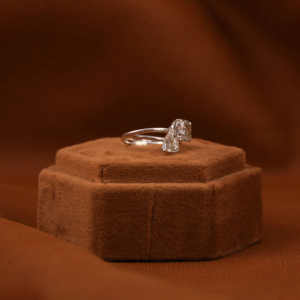 Bague de fiançailles en or massif 18KT avec triangle et diamant carré de laboratoire taillé sur coussin Bague de fiançailles élégante de luxe classique - Product Image 6