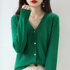 Pull cardigan en tricot vert de sororité OEM pour femmes col en V style décontracté avec logo personnalisé pour l'hiver - Product Image 3