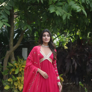 Dupatta de Diseño Exclusivo con Bordado Zari y Lentejuelas sobre Seda Rusa con Trabajo de Calado Bordado - Product Image 1