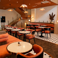 Aménagement intérieur de restaurant commercial, mobilier de café, banquette, sièges rembourrés, canapé, table et chaises pour café