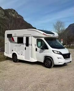 Potente Autocaravana 4x4 Todoterreno para Viajes Largos y Aventuras con Refrigerador Integrado - Product Image 6
