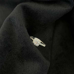 Anillo de Compromiso con Diamante Redondo de Laboratorio de 1.20ctw, Diseño Halo Catedral Pavé, Certificado IGI D-E-F VVSVS, Joyería Ética - Product Image 4
