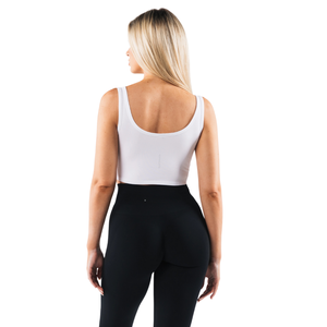 OT Slit Tank Top deportivo ajustado y elástico para mujer, para gimnasio y entrenamiento, con un ajuste moderno y esculpido, color blanco. - Product Image 4