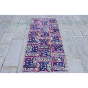 Alfombra Turca Vintage de 2.7x5.8 pies, Alfombra de Lana con Diseño a Cuadros en Rosa y Morado - Product Image 1