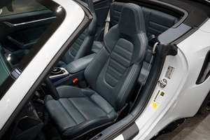 Porsche 911 Turbo S Cabriolet 2024 Usado, Color Blanco Brillante, Tracción en las Cuatro Ruedas, Llantas de Aleación, Asientos de Cuero, Sistema de Navegación, Arranque Remoto, Volante a la Izquierda, Color Oscuro - Product Image 6