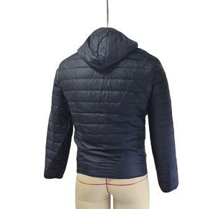 เสื้อแจ็คเก็ตพัฟเฟอร์ผู้ชายไซส์พลัสแบบกำหนดเอง พร้อมโลโก้แบบกำหนดเอง เสื้อแจ็คเก็ตพัฟเฟอร์สำหรับฤดูหนาว สตรีทแวร์ ยูนิเซ็กซ์  โลโก้แบบนูน  เสื้อแจ็คเก็ตพัฟเฟอร์ผู้ชายคุณภาพสูง - Product Image 3