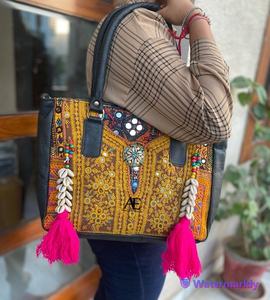 กระเป๋าถือปักลายแบบดั้งเดิมทำมือจากอินเดีย กระเป๋าช้อปปิ้งสไตล์วินเทจสำหรับผู้หญิง กระเป๋าโท้ทสไตล์โบฮีเมียนฮิปปี้ประดับพู่และเปลือกหอย - Product Image 2