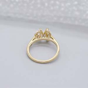 Bague de fiançailles en or jaune certifiée IGI avec deux pierres, diamant poire et diamant marquise pour votre jour spécial - Product Image 4