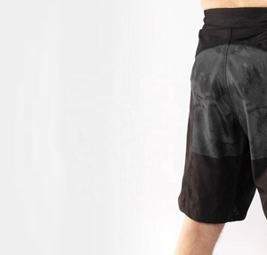 กางเกงขาสั้น MMA ของผู้ชายแบบผ้าดูดความชื้นสีดำและสีเทากางเกงขาสั้นป้องกันการฉีกขาดแบบกำหนดเองในราคาที่ดีที่สุด - Product Image 4