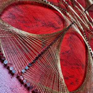 Acento de pared de araña roja para decoración de hogar antigua y rural - Product Image 1