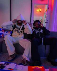 Ensemble sweat à capuche zippé et joggers en satin, survêtement de sport avec broderie personnalisée en strass, ensemble pantalon de survêtement évasé et sweat à capuche - Product Image 4