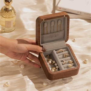 Boîte à bijoux en bois élégant organisateur de rangement décoratif pour bagues boucles d'oreilles colliers bracelets et bibelots d'Inde - Product Image 6