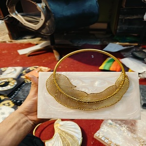 Pochettes en résine sur mesure avec des ornements en pierre et en laiton idéales pour la revente par les magasins d'accessoires de mode - Product Image 1