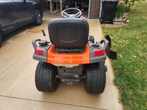 เครื่องตัดหญ้า Husqvarna YTH24V48LS ปี 2009 แบบเดินตาม พร้อมระบบเสียงระดับพรีเมียม จัดส่งรวดเร็ว รับประกันความพึงพอใจ - Product Image 2