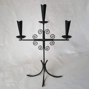 Candelabros clásicos de hierro forjado con detalles decorativos y brazos elegantes para una adición atemporal a cualquier entorno formal - Product Image 3