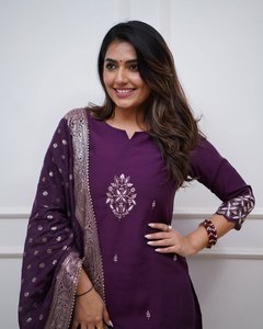 Ensemble Kurti et pantalon brodés en Chanderi PV en gros avec doublure intérieure en coton intégral, col Paan, tissage jacquard, dupatta - Product Image 6
