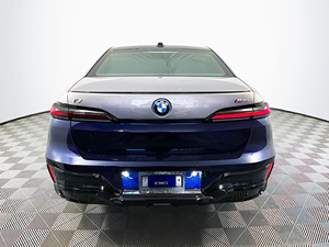 Sedán ejecutivo de lujo de 4 puertas 2024 que combina innovación. Equipado con un potente motor de gasolina y transmisión automática. - Product Image 5