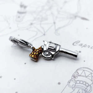 Colgante de pistola chapado en plata estilo occidental, joyería de aleación de estilo religioso con baño de oro, regalo con diamante y perla. - Product Image 2
